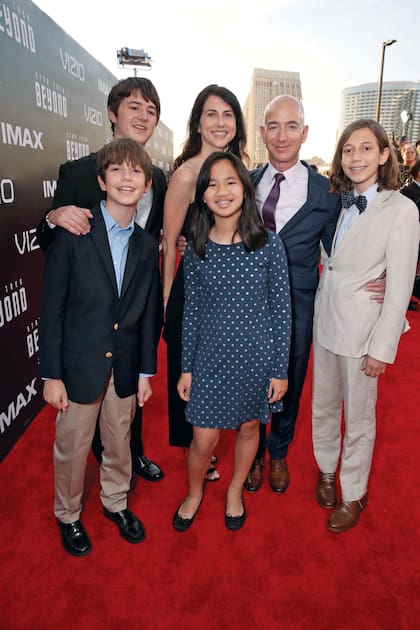 Jeff y Mackenzie junto a sus cuatro hijos, en la premiere de “Star Trek Beyond” en julio de 2016 en San Diego, California