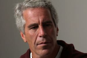 Cae el heredero del imperio Hyatt por sus vínculos con Epstein y Hillary denuncia “encubrimiento”