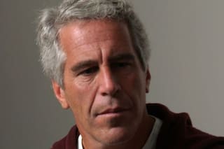 Cae el heredero del imperio Hyatt por sus vínculos con Epstein y Hillary denuncia “encubrimiento”
