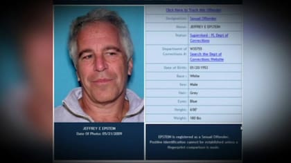 La ficha policial de Jeffrey Epstein, cuando se lo acusó de dirigir una vasta red de prostitución infantil