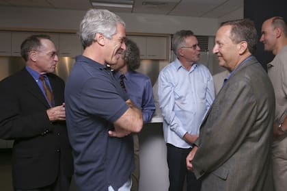 Jeffrey Epstein está detenido por supuestamente crear una red para abusar de niñas en su mansión de Nueva York