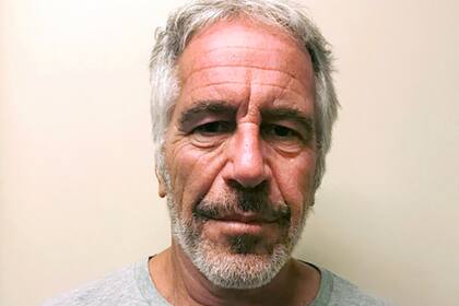 Tras años de impunidad dada por su poder económico y sus contactos, Jeffrey Epstein fue condenado en 2008 y quedó detenido