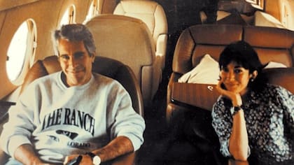 Jeffrey Epstein y su socia Ghislaine Maxwell (Archivo)