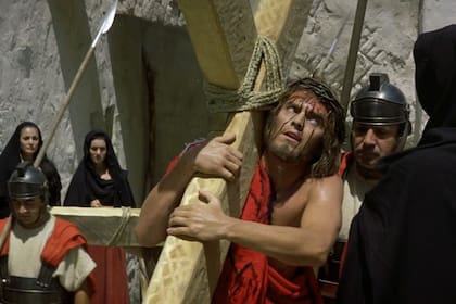 Jeffrey Hunter atraviesa el Calvario en Rey de reyes, de Nicholas Ray