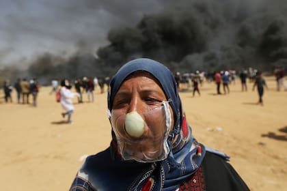 Jehad Abu Mehsen cubrió su nariz con una cebolla y armó una máscara con un envase plástico