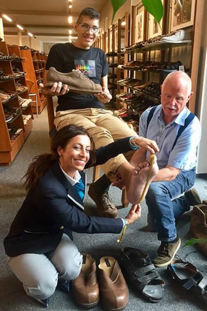 Jeison Rodríguez en Alemania junto al "zapatero de los gigantes"