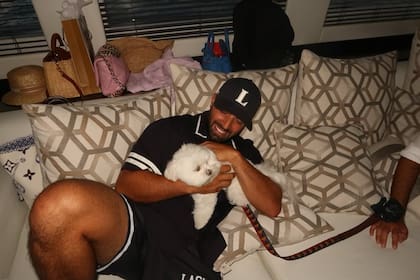 Jencarlos Canela juega con su mascota en su casa de Florida (Instagram @jencarlosmusic)