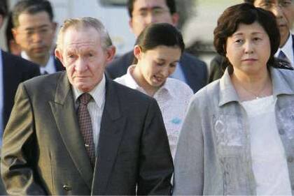 Jenkins junto a su esposa japonesa