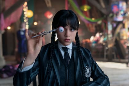 Jenna Ortega como Merlina en la nueva temporada de la serie de Netflix. "Ella es rotundamente auténtica, no tiene nada que ocultar. Así que es muy interesante meterme en sus zapatos", asegura la actriz sobre su personaje