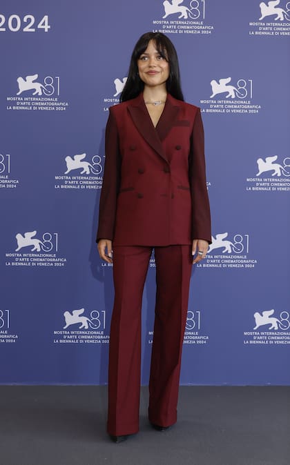 Jenna Ortega se sumó a la tendencia de adaptar su look a la película que promociona. En este caso, se la vio elegante, algo oscura y misteriosa enfundada en un traje borravino cruzado personalizado de Paul Smith