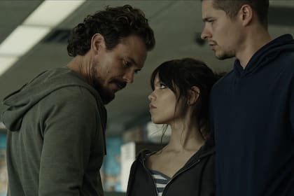 Jenna Ortega y Toby Wallace (el primero a la derecha) se enfrentan en el tramo decisivo de la película a la peor de las amenazas