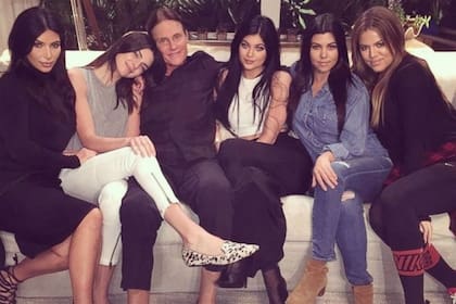 Jenner rodeado por sus hijas e hijastras: Kim, Kendall, Kylie, Kourtney y Khloé
