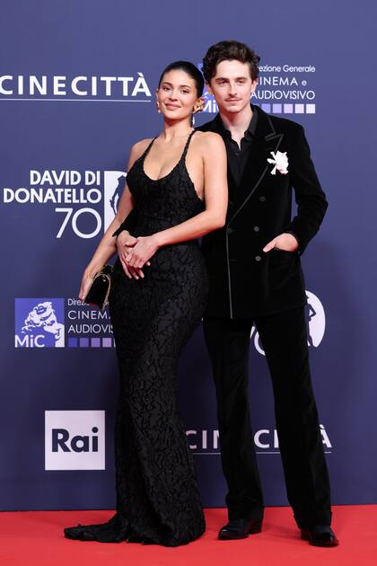 Jenner y Chalamet eligieron un look engamado para su debut en la red carpet como pareja