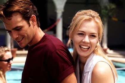Jennie Garth junto a Luke Perry en una escena de Beverly Hills 90210