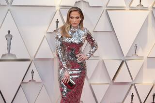 Jennifer López sorprendió en la alfombra roja con un vestido que lo refleja todo