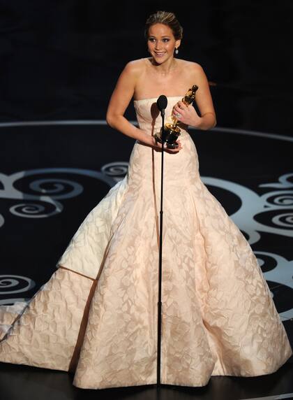 Inocente y deliciosa como un gigante malvavisco lució Jennifer Lawrence en la ceremonia de 2013; la actriz, ganadora del premio, tuvo una imagen inolvidable en el traje de Christian Dior Couture rosa con falda amplia