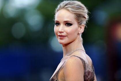 Jennifer Lawrence se tropezó cuando subía en busca de su premio en una ceremonia de los Oscars