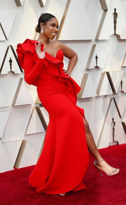 Jennifer Hudson interpretará la canción nominada del documental RBG; para la ocasión, eligió un vestido Elie Saab rojo de un solo hombro y mega volado en diagonal, súper ceñido a la silueta