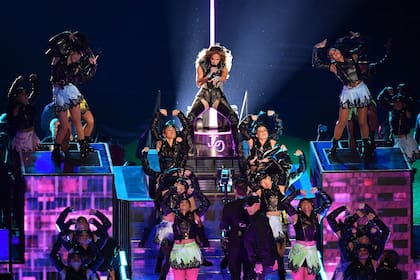 Antes de la bandera de la discordia, JLo llenó de brillos el escenario del Super Bowl 2020 con un body de cuero negro cubierto de brillantes, que acompañó con bucaneras y accesorios