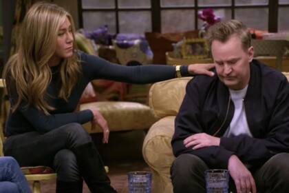 Jennifer Aniston consuela a Matthew Perry en la reunión de Friends. HBO Max