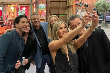 Jennifer Aniston, Courteney Cox, Lisa Kudrow, Matt LeBlanc, Matthew Perry y David Schwimmer en los preparativos para el especial de reunión que está disponible en HBO Max