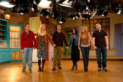 Jennifer Aniston, Davis Schwimmer, Lisa Kudrow, Matthew Perry, Matt Leblanc y Courteney Cox en el último episodio de Friends