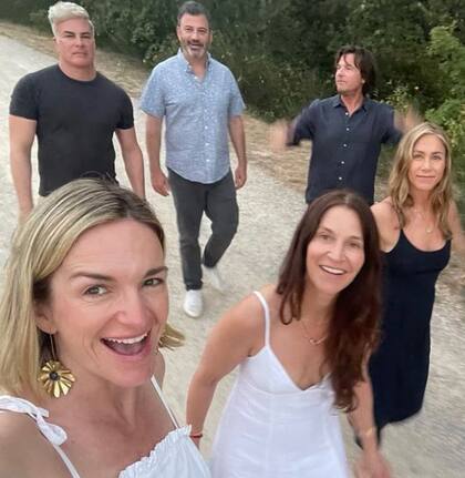 Jennifer Aniston, en una caminata con Jason Bateman, Jimmy Kimmel y sus respectivas esposas