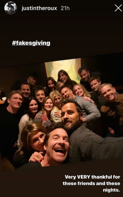Jennifer Aniston, Jason Bateman y Justin Theroux, y el resto de sus amigos, detrás, en el festejo de Acción de Gracias, el pasado miércoles