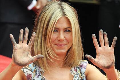 Jennifer Aniston plasmando sus huellas en Hollywood