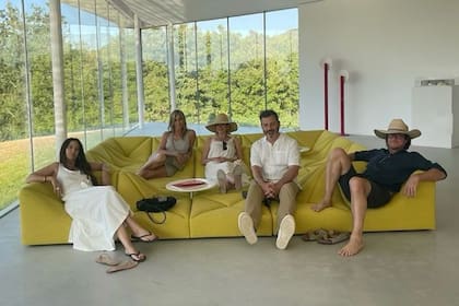 Jennifer Aniston, rodeada de sus amigos