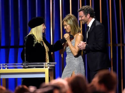 Jennifer Aniston y Bradley Cooper presentaron el premio a la trayectoria a Barbra Streisand