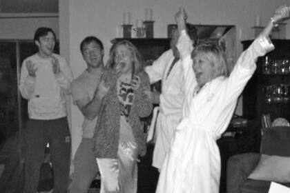 Jennifer festejando su primera nominación al Oscar en 2011, junto a su familia y a Nicholas Hoult