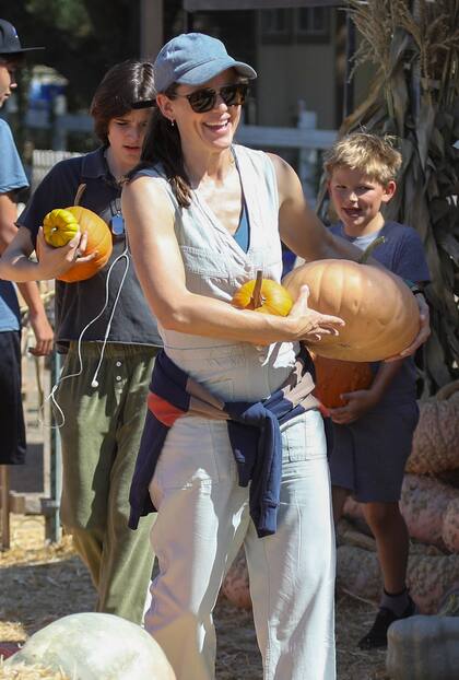 Jennifer Garner cargando la calabaza elegida por la familia