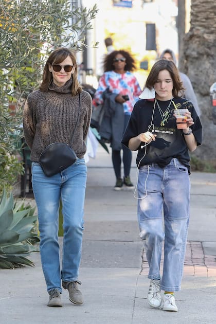 Jennifer Garner estrena nuevo corte de pelo para Navidad. Junto a su hija Seraphina, la actriz salió de compras con un outfit muy casual: una polera de jersey gris, jeans y zapatitos acordonados al tono. 