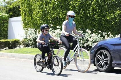 Jennifer Garner, ex del actor con quien mantiene una buena relación, protegida y de paseo en bicicleta con su hijo Samuel