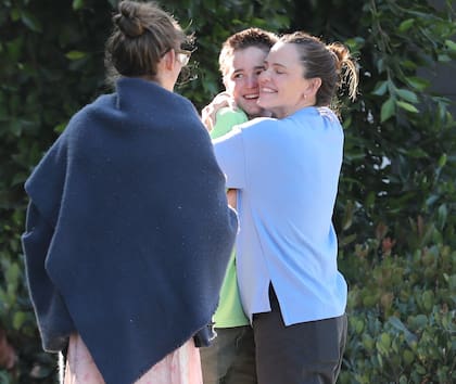 Jennifer Garner fue fotografiada en Los Ángeles cuando salía de la casa de su ex, Ben Affleck. La actriz fue vista abrazando a Fin, uno de sus hijos, mientras la mayor de la familia, Violet, miraba atenta la escena

