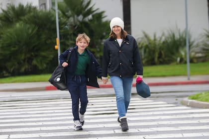 Jennifer Garner llevando a su hijo Samuel al colegio en una mañana fría y lluviosa