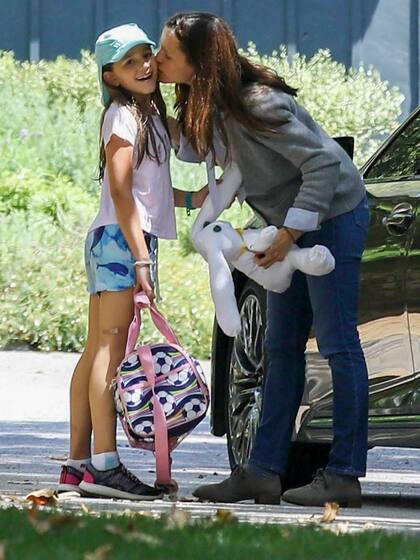 Jennifer Garner, quien hace unos días llevó a su exmarido Ben Affleck a rehabilitación, se refugia en el cariño de su hija Serpahina