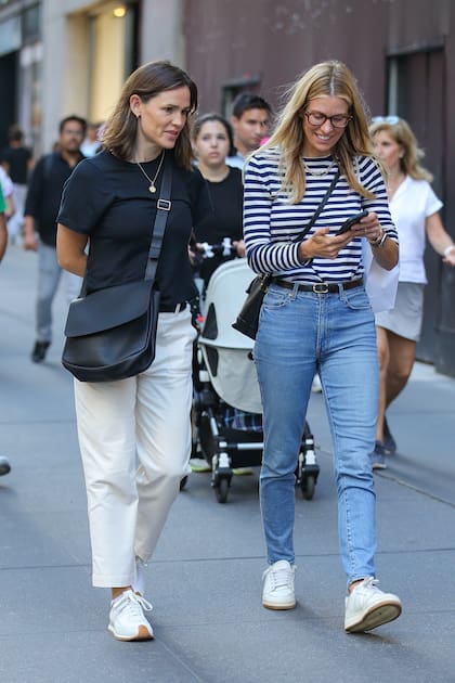 Jennifer Garner también fue capturada in fraganti mientras paseaba con una amiga por las calles de Nueva York. A lo largo de la caminata, la actriz se mostró muy animada y sonriente y no pasó desapercibida entre los transeúntes a pesar de su vestuario informal