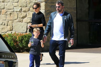 Jennifer Garner y Ben Affleck saliendo de la iglesia junto a Samuel, el menor de sus tres hijos