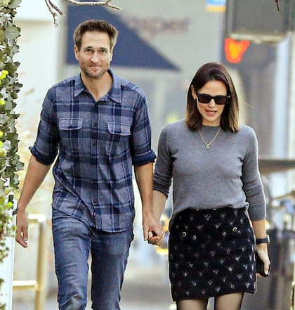 Jennifer Garner y su novio, John Miller disfrutan de una relación estable y amorosa; fueron captados por los flashes paseando juntos por Santa Mónica