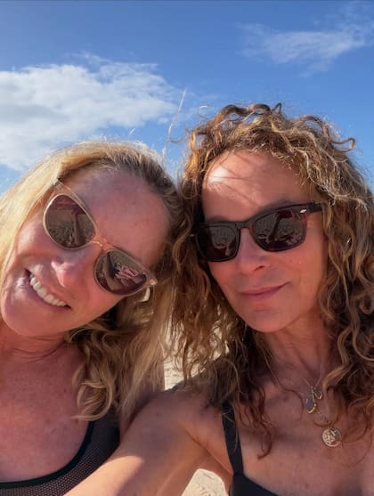 Jennifer Grey junto a su amiga en la playa