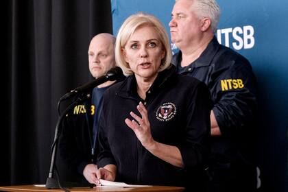 Jennifer Homendy, presidenta de la Junta Nacional de Seguridad en el Transporte (NTSB), habla en una conferencia de prensa en el Aeropuerto Nacional Ronald Reagan de Washington en Arlington, Virginia, al día siguiente de que un avión de American Airlines colisionara con un helicóptero del Ejército y se precipitara al río Potomac, el jueves 30 de enero de 2025