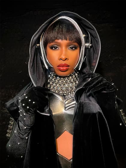 Jennifer Hudson aprovechó la ocasión para rendirle homenaje a una de sus grandes ídolas e imitó uno de los outfits que lució Whitney Houston en la película El guardaespaldas