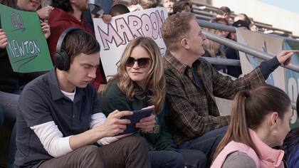 Jennifer Jason Leigh como Elsa en Atypical