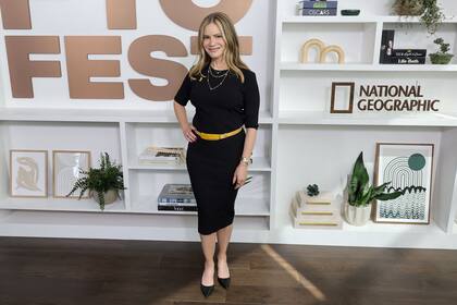 Jennifer Jason Leigh fue parte del Disney FYC Fest en el Teatro DGA en Los Ángeles gracias a su rol protagónico en la serie Fargo. La actriz deslumbró con un sobrio vestido negro de manga corta que acompañó con zapatos de taco alto y un cinturón amarillo