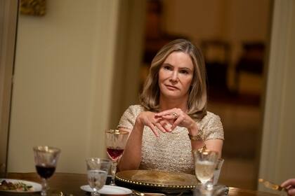 Jennifer Jason Leigh interpreta a Lorraine Lyon, matriarca de una familia poderosa del Medio Oeste.