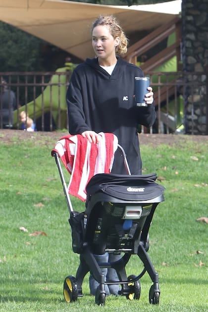 Jennifer Lawrence, de paseo con su pequeño hijo Cy en un parque de Beverly Hills