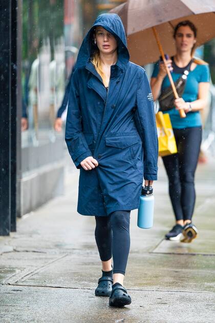 Jennifer Lawrence desafíó ayer la lluvia de Nueva York al dar un paseo por la ciudad mientras en su casa paisajistas se ponían a trabajar colocando muchas plantas y árboles en su jardín