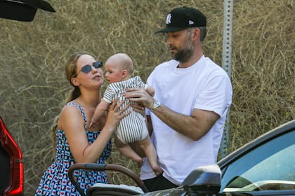 Jennifer Lawrence junto a su pequeño y su marido, Cooke Maroney.